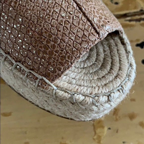 💥🆕💥KENNET COLE TAN GOLD ESPADRILLE WEDGES - Picture 5 of 8